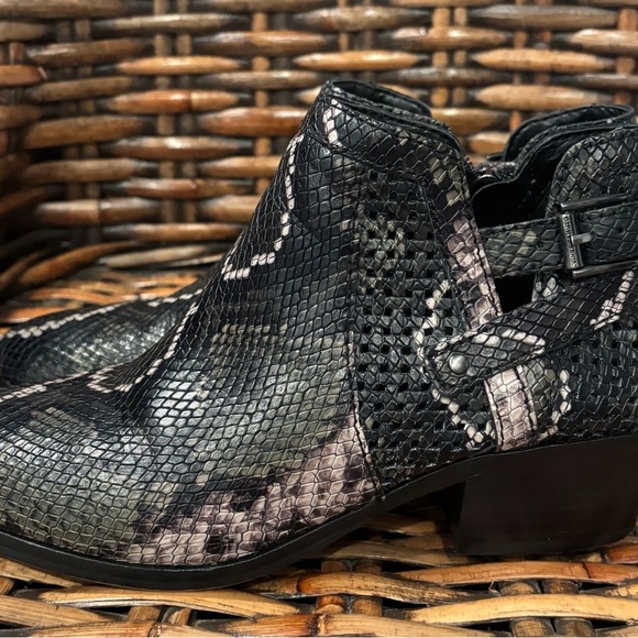 Vince Camuto Women's
Pamma Snake Print Block Heel
Booties Olive Multi Size 9 - Picture 10 of 14